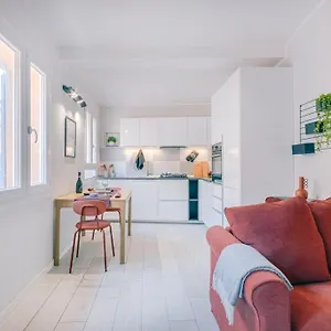 https://red-ferrari-house-city-center.emilia-romagnahotels.net